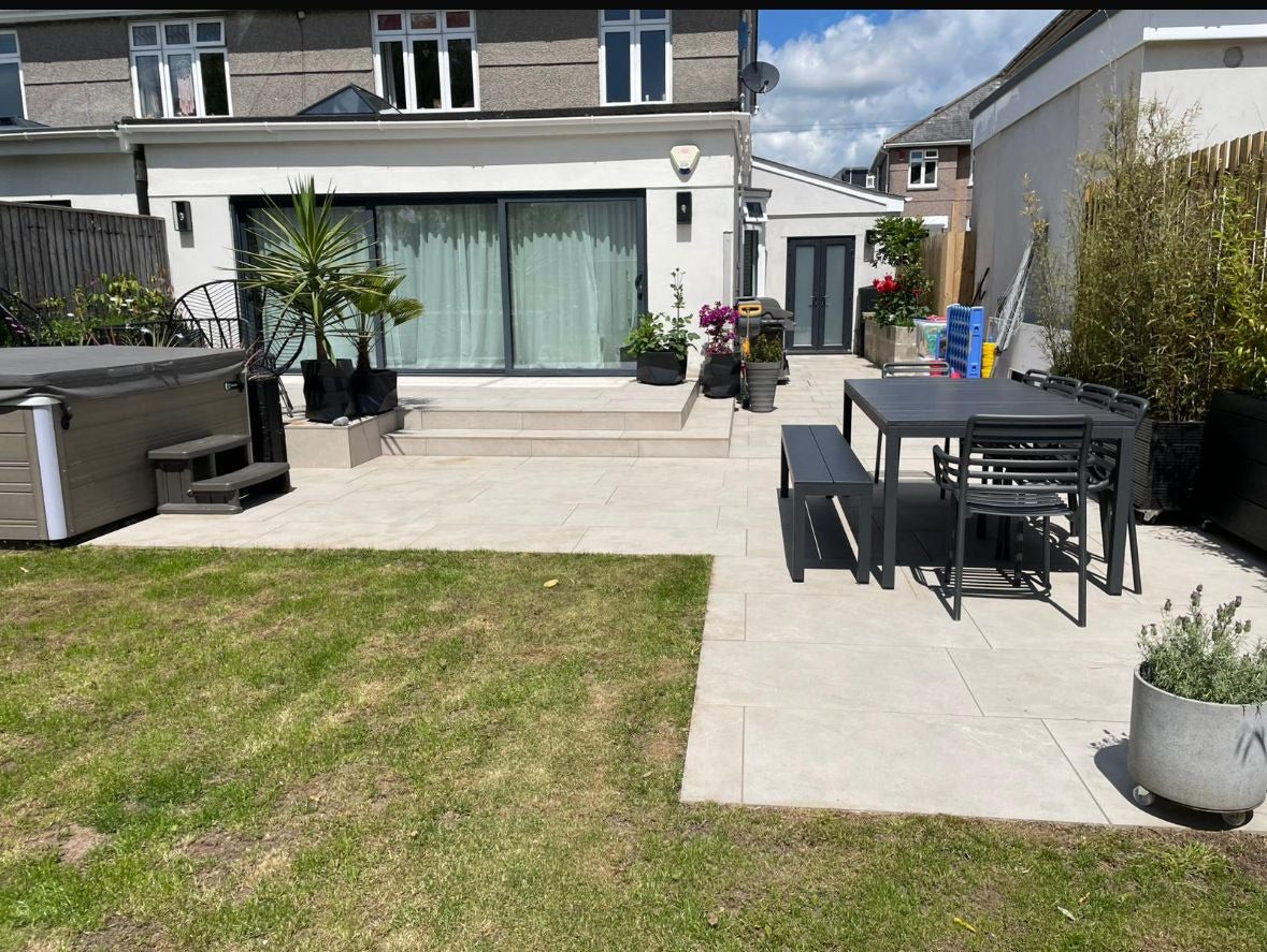 Porcelain patio with Pergola in Henley On Thames.