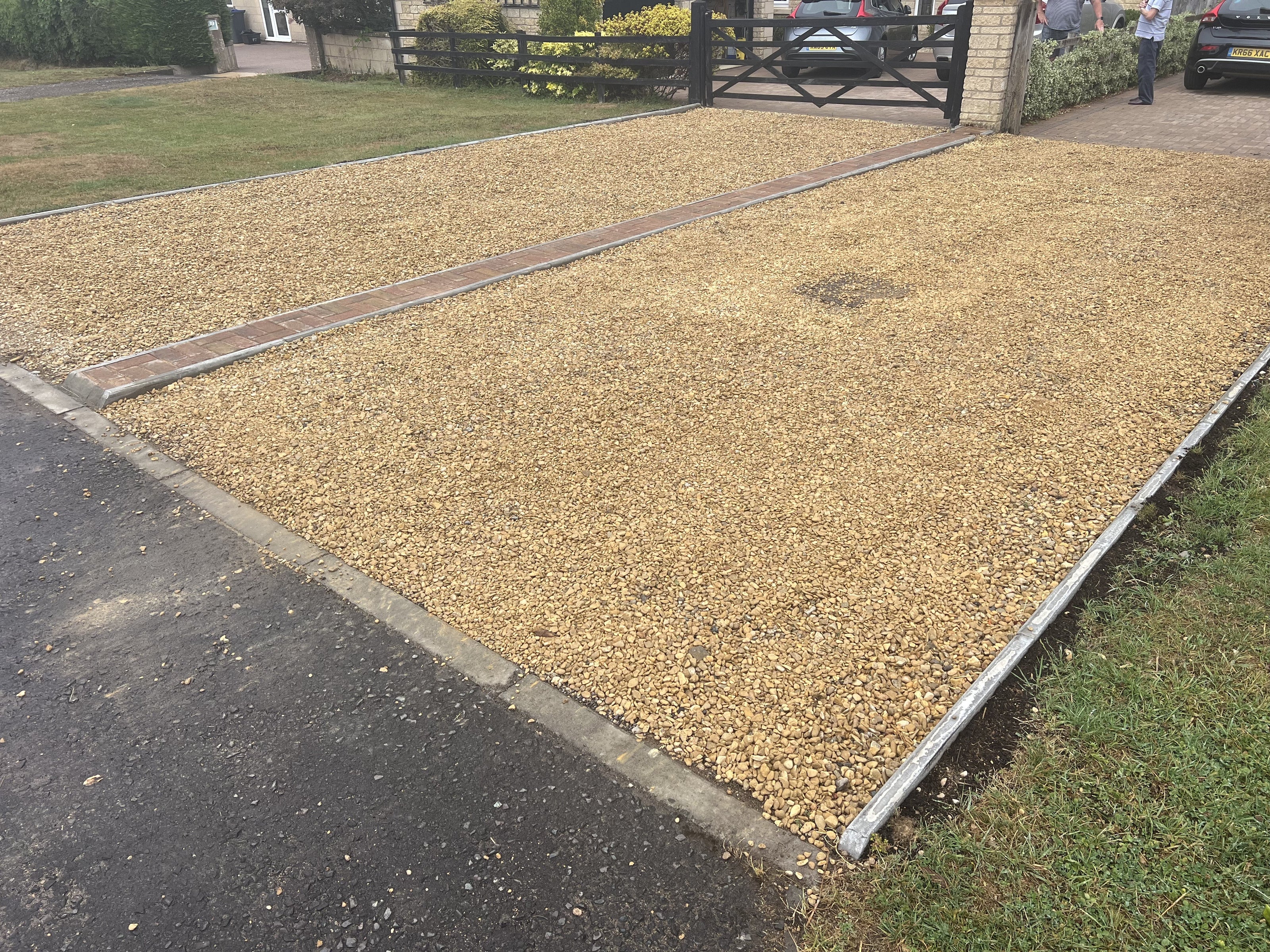Shingle driveway with newly laid decorative gravel in Henley-on-Thames.