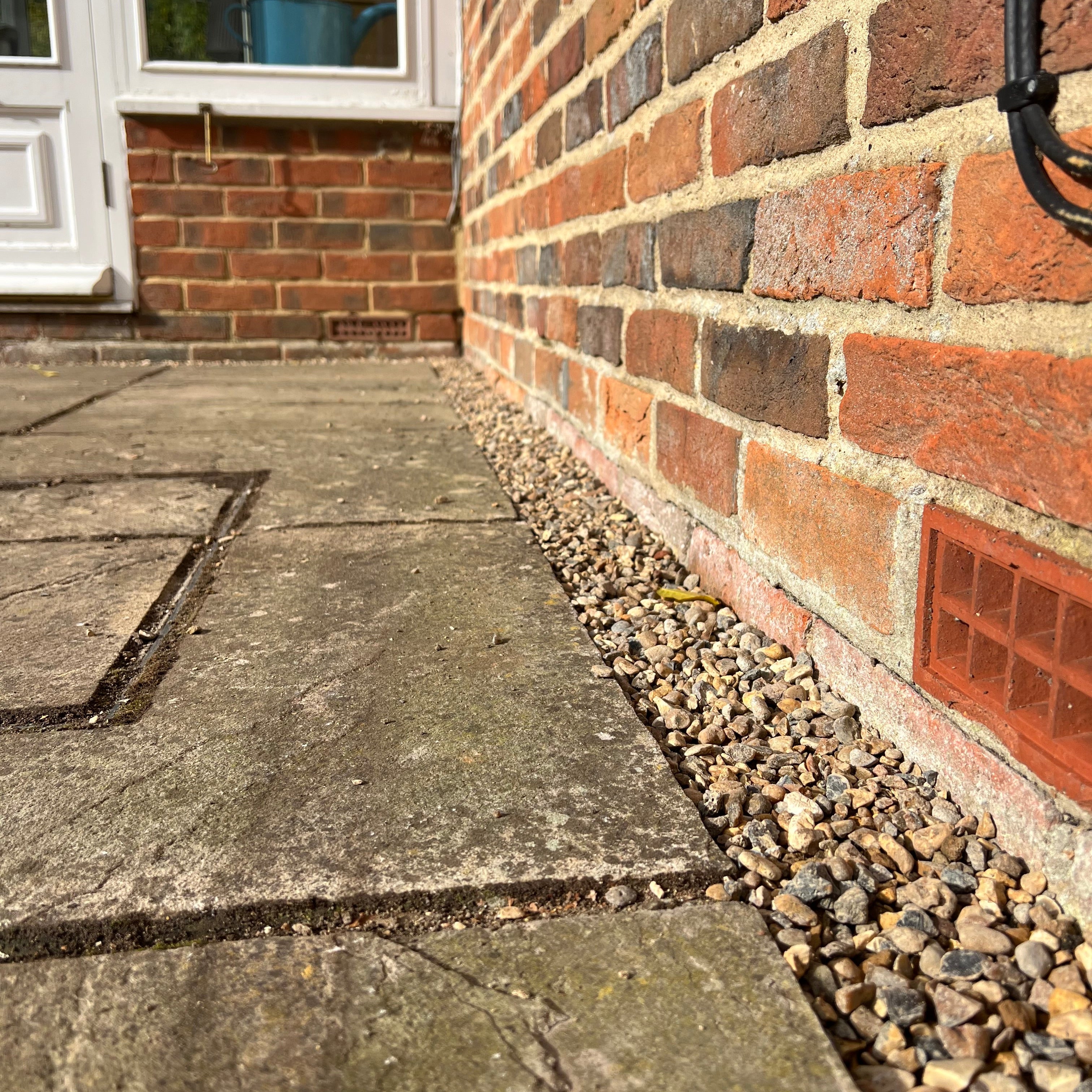 10mm Romsey flint used to created a soak away on the edge of a patio.